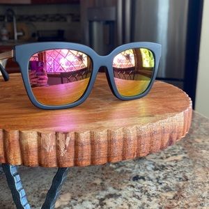 DIFF Pink polarized sunglasses